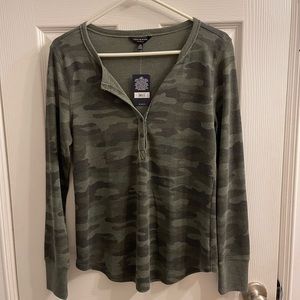 Lucky 🍀 Brand camo Henley T size L